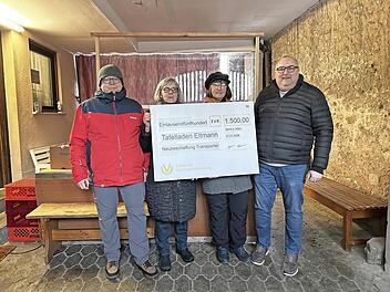 Norbert Scheuring (Organisationsteam Tafelladen Eltmann), Gerda Beck, Doris Kaiser und Stefan Wambach (von links) bei der Spenden&uuml;bergabe.