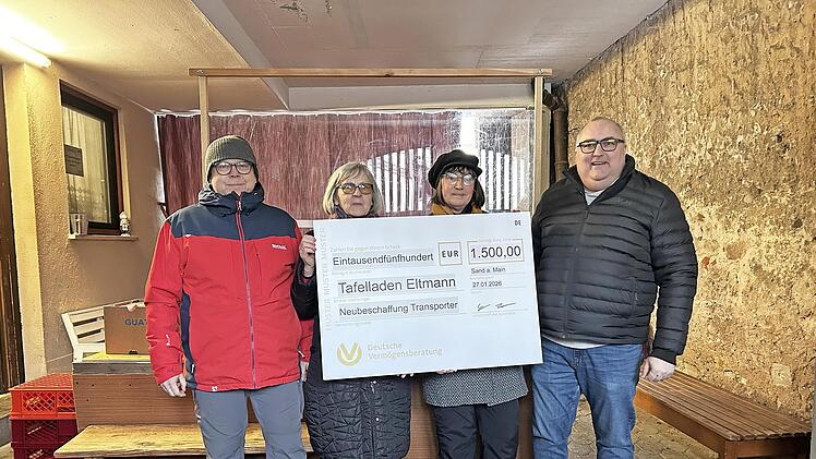 Norbert Scheuring (Organisationsteam Tafelladen Eltmann), Gerda Beck, Doris Kaiser und Stefan Wambach (von links) bei der Spenden&uuml;bergabe.