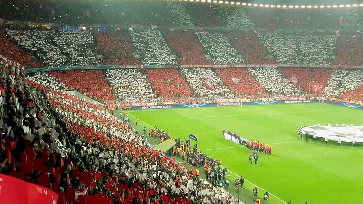 Rot-Weiss-Gänsehaut-Atmosphäre und die "Red Uniteds" mit 48 Fans mittendrin.