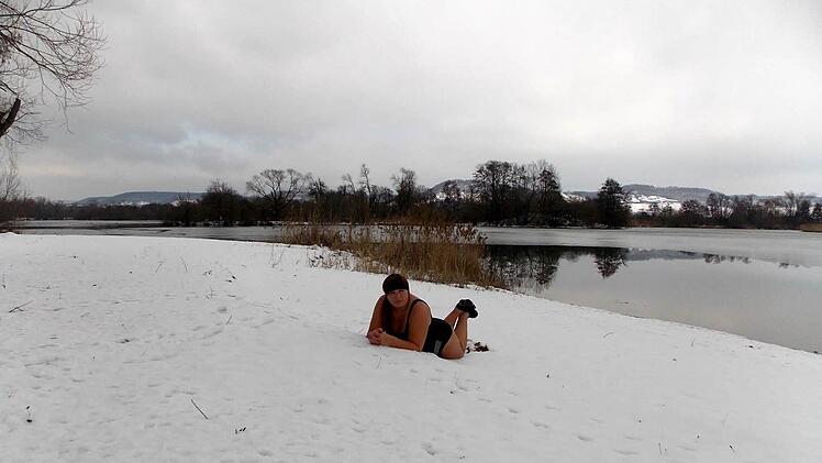 Einfach traumhaft; Vor der Kulisse der Hohen Wann und des Zeiler-Käppeles-Bergs liegt Anette Zdrojek im Februar am Ufer des Sander Baggersees. Für das Foto, denn gleich heißt es: Aufstehen und bewegen!