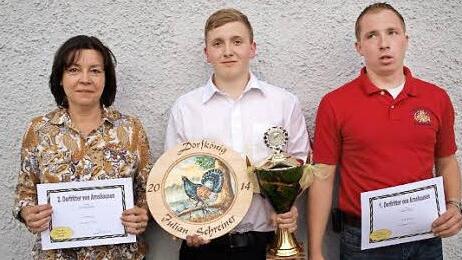 Dorfkönig mit dem besten Einzelschuss wurde Julian Schreiner (Mitte), gefolgt von den Rittern Julian Metz (rechts) und Evelin Büttner (links im Bild).