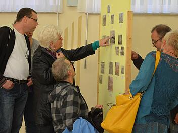 Die Besucher der Ausstellung suchten sich in der Ramsthaler Schule auf ihren Einschulungsbildern. Foto: Andreas Lomb