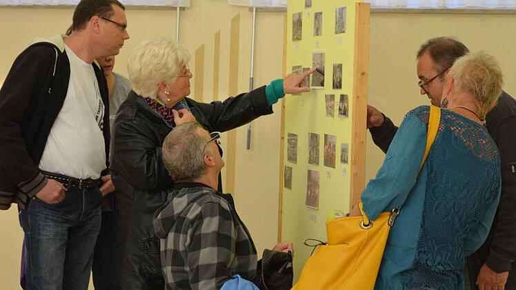 Die Besucher der Ausstellung suchten sich in der Ramsthaler Schule auf ihren Einschulungsbildern. Foto: Andreas Lomb