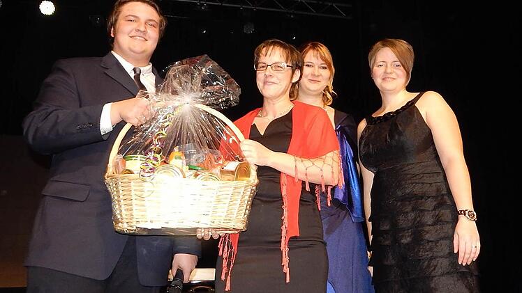 Simone Fuchs (Zweite von links) nimmt den Hauptgewinn mit nach Hause. Es gratulieren Jonas Gleich, Katharina Reif und Ramona Löffler (von links).