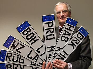 Auf Initiative des Heilbronner Professors Ralf Bochert wurden rund 300 deutsche Alt-Kennzeichen wieder eingeführt.  Foto: Ralf Ruppert