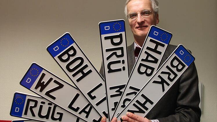 Auf Initiative des Heilbronner Professors Ralf Bochert wurden rund 300 deutsche Alt-Kennzeichen wieder eingeführt.  Foto: Ralf Ruppert
