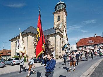Begleitet von den Klängen des Posaunenchors ging's zum Anger. Im Hintergrund die Michelauer Johanneskirche Foto: Klaus Gagel