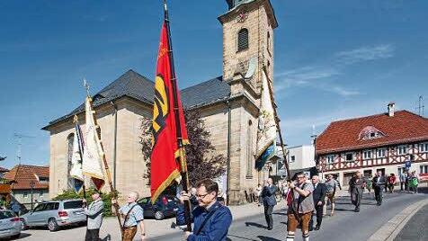 Begleitet von den Klängen des Posaunenchors ging's zum Anger. Im Hintergrund die Michelauer Johanneskirche Foto: Klaus Gagel