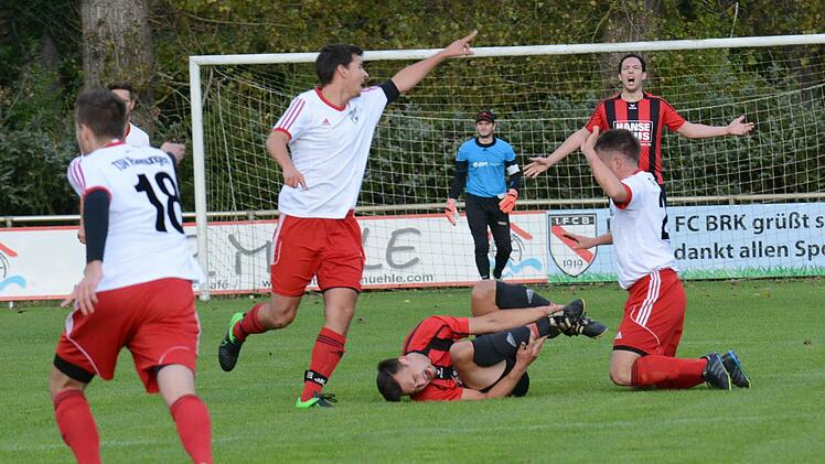Ein Foul und viele Proteste zeigt diese Szene aus dem Kreisliga-Spiel des FC Bad Brückenau gegen den TSV Rannungen. Foto: ssp