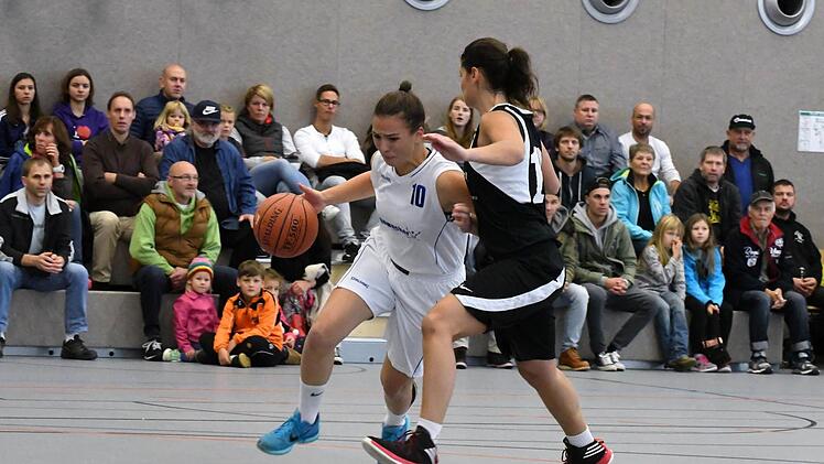 Symbolhaft für den TSV Oerlenbach, immer im Vorwärtsgang: Beim Basketball-Bayernligaspiel der SG Oerlenbach/Ebenhausen gegen den TV Fürth führt Olivia Stichler den Ball und schirmt ihn gegen ihre Kontrahentin ab. Foto: Hopf