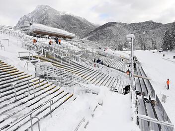 In der Chiemgau Arena in Ruhpolding (Bayern) findet am Mittwoch kein Biathlon-Weltcup statt. Foto: Tobias Hase/dpa