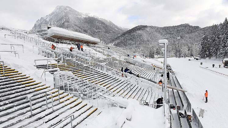 In der Chiemgau Arena in Ruhpolding (Bayern) findet am Mittwoch kein Biathlon-Weltcup statt. Foto: Tobias Hase/dpa