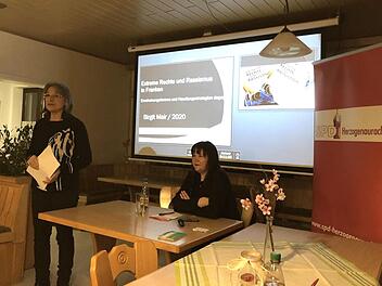 Renate Schroff begrüßt die Referentin Birgit Mair  Foto: Holger Auernheimer