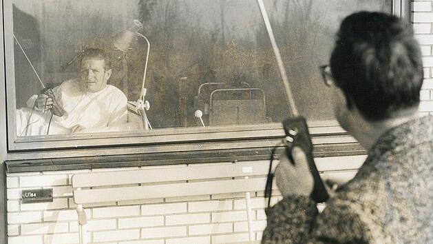 Im Hochsicherheitstrakt des Kulmbacher Krankenhauses: Ein Reporter spricht per Walkie-Talkie mit dem erkrankten Johann Krieger.Foto: privat