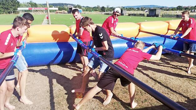 Gemeinschaft erlebbar machen, das spielte schon immer eine wichtige Rolle beim SV Buckenhofen, so wie hier beim Jugendabschluss 2019, als der Jugendausschuss auch ein Menschenkickerturnier organisiert hatte.