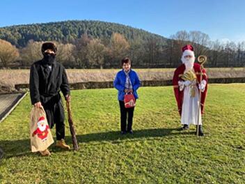 Der Nikolaus alias Jonas Bötsch wusste nur Gutes von seiner Oma Marianne Mauer zu berichten. Knecht Ruprecht (Nico Bieberich) hatte nichts zu kritisieren.