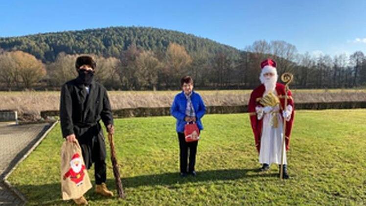 Der Nikolaus alias Jonas Bötsch wusste nur Gutes von seiner Oma Marianne Mauer zu berichten. Knecht Ruprecht (Nico Bieberich) hatte nichts zu kritisieren.