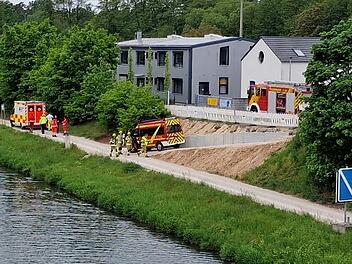 Möhrendorf: Frau treibt im Wasser - "Beherztes Eingreifen" von Passanten rettet ihr Leben
