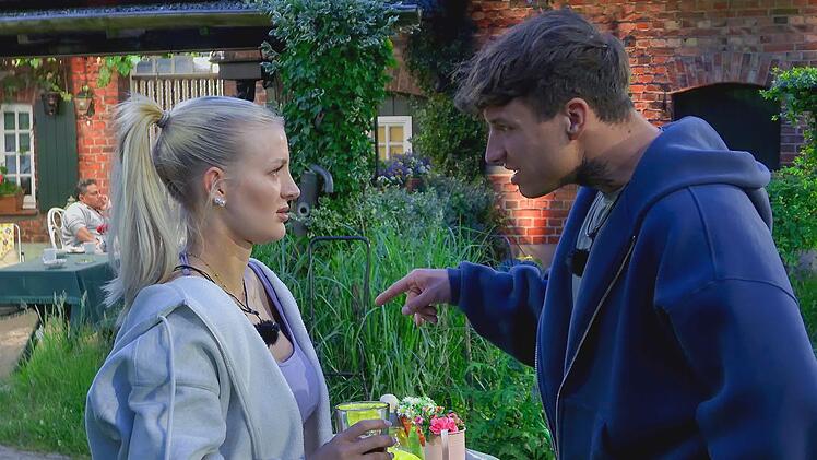 Micha (r.) macht mit Edda Schluss, weil die nur zu 70 Prozent happy mit ihm ist.