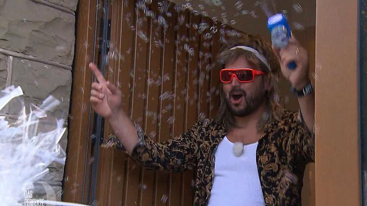 Seiner spa&szlig;igen Natur angemessen empf&auml;ngt Markus (37) seine G&auml;ste mit der Seifenblasen-Pistole.