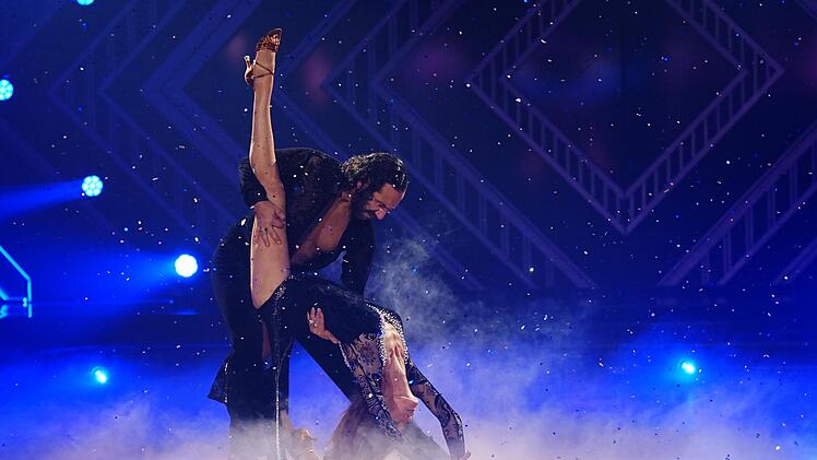 Massimo Sinat&oacute; setzt Schauspielerin Esther Schweins perfekt in Szene. Sie zeigt bei der Rumba ganz viel Bein und Beweglichkeit.