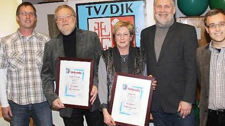 Neue Ehrenmitglieder Jochen Wloka (Zweiter von links) und Irma Sell (Dritte von links)