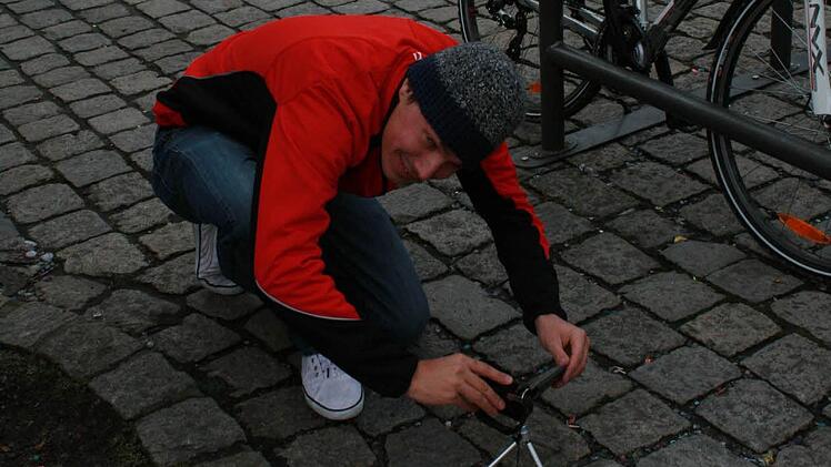 Patrick Mayer baut eine Kamera auf