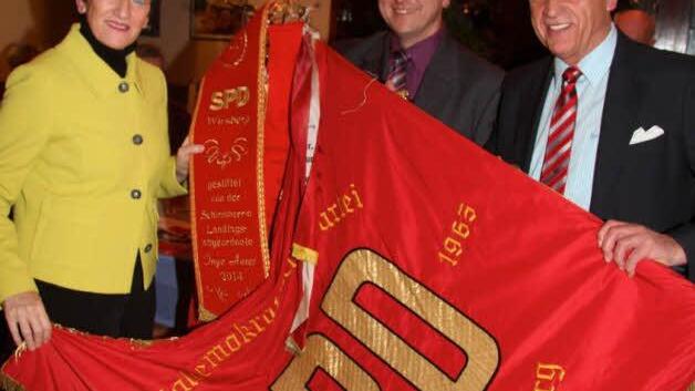 Die SPD-Fahne des Ortsvereins Wirsberg ist ein antikes Schmuckstück: Inge Aures mit dem Schriftführer Gottfried Luthardt und mit dem Wirsberger Bürgermeister Hermann Anselstetter.