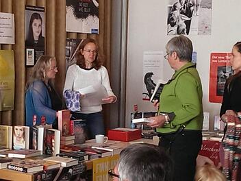 Literatur regt zum Schmökern und Diskutieren an. Fotos: privat