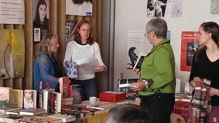 Literatur regt zum Schmökern und Diskutieren an. Fotos: privat