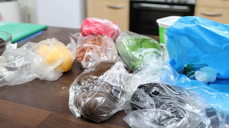 Die Torten-Designerin rät: Vorgefärbtes Fondant in besserer Qualität als im Supermarkt gibt es im Internet.