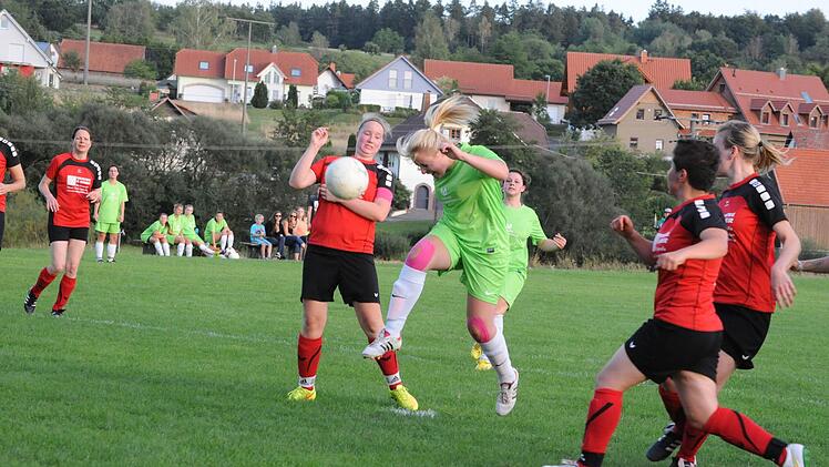 Szene aus dem Spiel der DJK Schondra (in rot) gegen die SG Schönderling/Thulba. Foto: Hopf