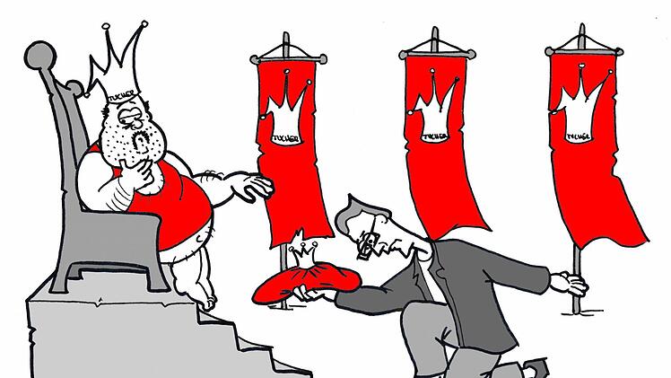 Uwe Kirschstein (SPD) &uuml;berreicht dem Forch eine Tucher-freie Krone.