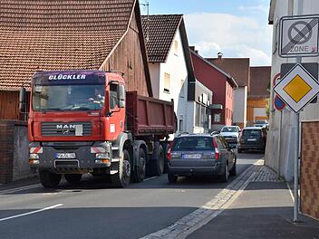 Feierabendverkehr am späten Nachmittag. Zahlreiche Autos und Lkw rollen durch die Forstmeisterstraße. Nur wenige fahren die vorgeschriebenen 30 Stundenkilometer. Da die Häuser hier teilweise sehr eng stehen, wird der Lärm noch verstärkt. Foto: Kathrin Kupka-Hahn