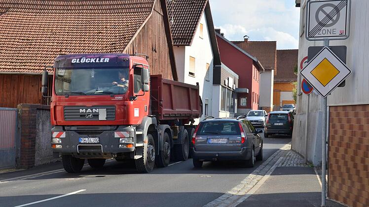 Feierabendverkehr am späten Nachmittag. Zahlreiche Autos und Lkw rollen durch die Forstmeisterstraße. Nur wenige fahren die vorgeschriebenen 30 Stundenkilometer. Da die Häuser hier teilweise sehr eng stehen, wird der Lärm noch verstärkt. Foto: Kathrin Kupka-Hahn