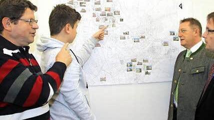 Die Kulmbacher Innenstadt ist Erich und Marcu Olbrich (von links) bestens vertraut. Über geplante neue Entdecker-Touren informierten sie Oberbürgermeister Henry Schramm (Zweiter von links) und BR-Redaktionsleiter Alexander Müller.  Fotos: Katrin Geyer