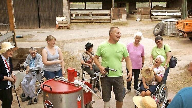 Das Milchtaxi machte Eindruck auf die G&auml;ste.  Fotos: Nadine Schmitt