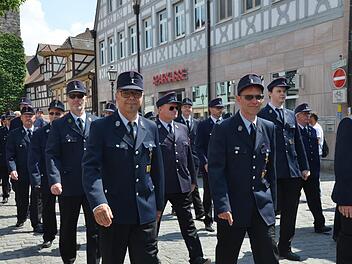 Die Jubiläumswehr aus Herzogenaurach führte den Festzug an.  Foto: Bernhard Panzer