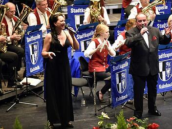 Showtime bei der Stadtkapelle: Elke Höhn und Thomas Besand sangen zusammen den Sinatra-Hit "They can´t take that away from me".  Foto: Stephan Herbert Fuchs