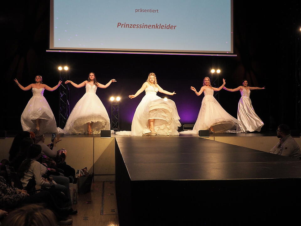 Inkl. Braut- und Festmodenschauen.