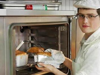 Der 17-jährige Pascal Häusler mit frischem Leberkäse. Foto: Klaus Werner