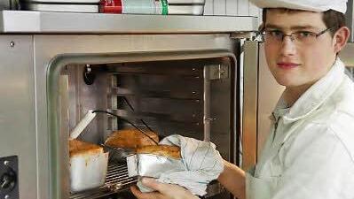 Der 17-jährige Pascal Häusler mit frischem Leberkäse. Foto: Klaus Werner