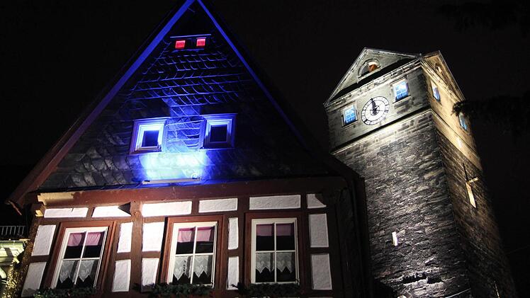 Kronach leuchtet! Und zwar bis zum 12. Mai. Am Freitagabend um 21 Uhr wurde das Lichtevent in Kronach eröffnet. Foto: Michael Gründel