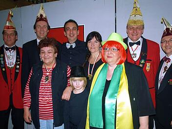 Marco Anderlik (Zweiter von links) zeichnete verdiente Aktive der Faschingsgesellschaft Steinwiesen aus (von links): Günter Baaser, Waltraud Kämpfer, Jürgen Feil, Sabine Unglaub mit Tochter Hannah, Gudrun Kämpfer, Präsident Wieland Beierkuhnlein und Beirat Gernot Schöpf.  Foto: Susanne Deuerling