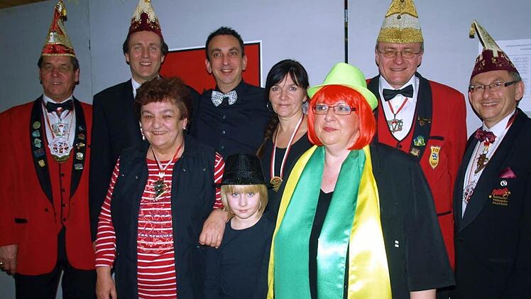 Marco Anderlik (Zweiter von links) zeichnete verdiente Aktive der Faschingsgesellschaft Steinwiesen aus (von links): Günter Baaser, Waltraud Kämpfer, Jürgen Feil, Sabine Unglaub mit Tochter Hannah, Gudrun Kämpfer, Präsident Wieland Beierkuhnlein und Beirat Gernot Schöpf.  Foto: Susanne Deuerling