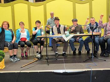 Ein Höhepunkt beim Festabend zum 875. Jubiläum der Gemeinde Sand war der Auftritt der Theatergruppe, die in einem Sketch einen Besuch in einer der Sander Heckenwirtschaften glossierte.