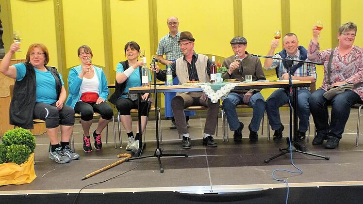 Ein Höhepunkt beim Festabend zum 875. Jubiläum der Gemeinde Sand war der Auftritt der Theatergruppe, die in einem Sketch einen Besuch in einer der Sander Heckenwirtschaften glossierte.