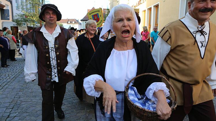 Zum ersten Mal wurde das Altstadtfest mit einem Theaterspiel eröffnet.   Fotos: Barbara Herbst
