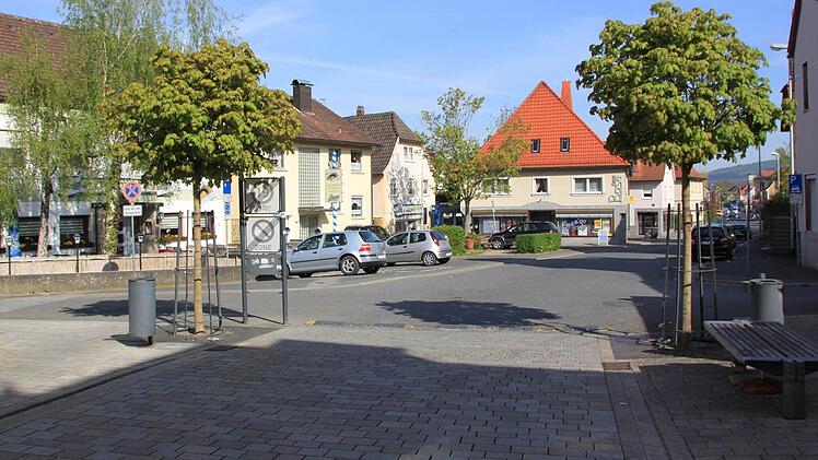 Das Ende des zweiten Bauabschnitts und Beginn des dritten wir durch die beiden Kugelahornbämchen markiert.