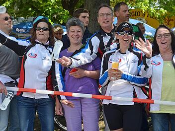 Margit, Jessica, Manfred, Dorothea und Claudia (von rechts) feuern die Radler an. Fotos: Nikolas Pelke